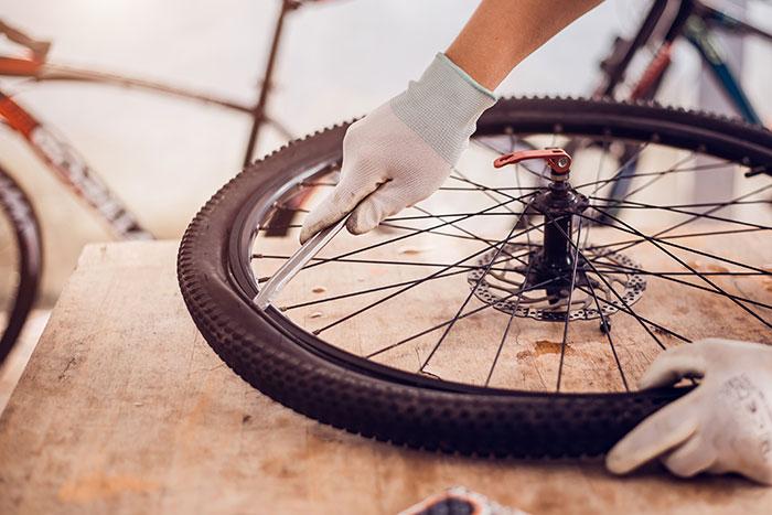 Réparation de vélo en atelier près de Bailleul, Steenvoorde et Merville